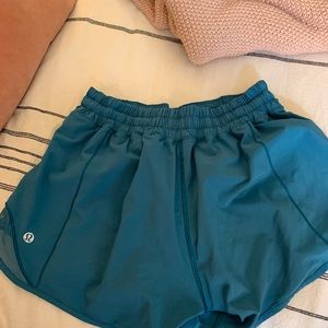 Lululemon hotty hot mid rise short!